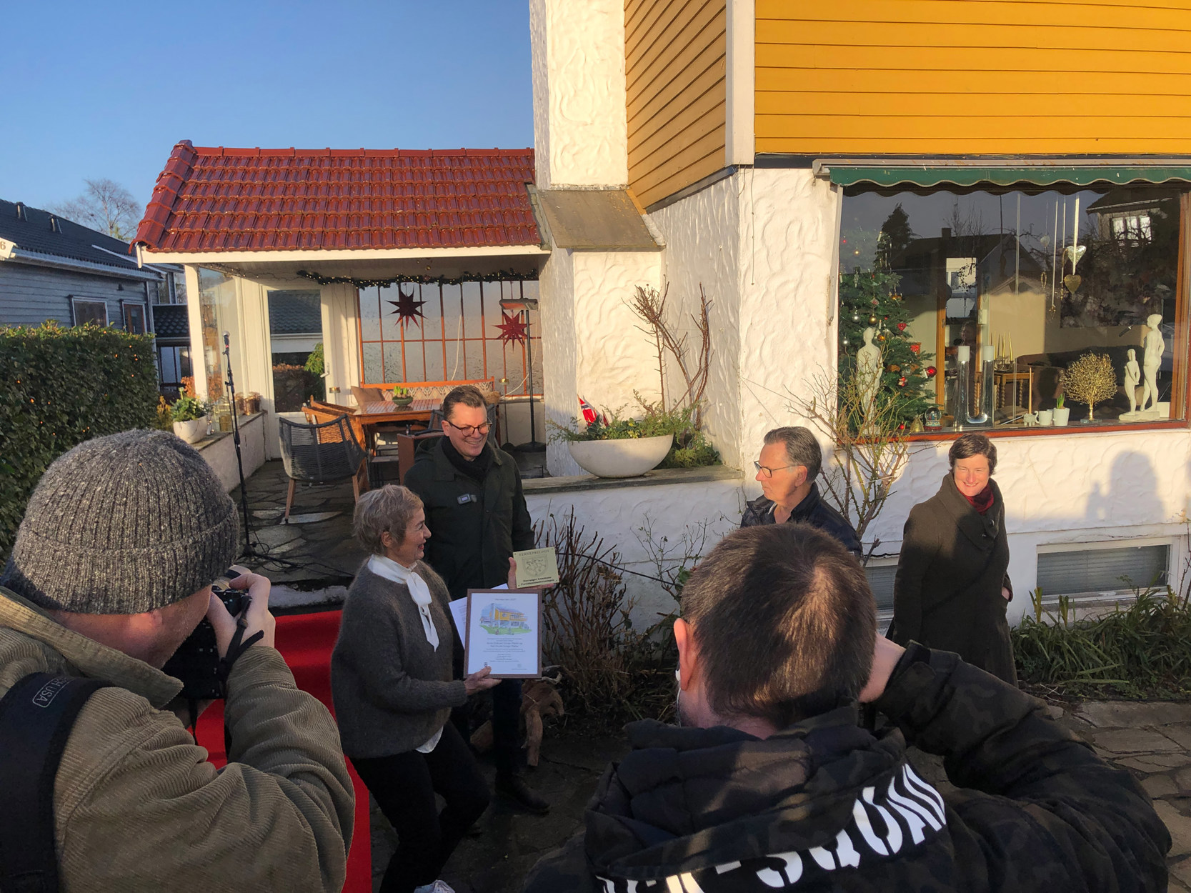 Anders Fjelland Bentsen delte ut plakett og diplom til Anna Stråtveit Songe-Møller og Karl Grude Songe-Møller. Byantikvar Hanne Windsholt til høyre. (Foto: Sigrun Sætrevik)