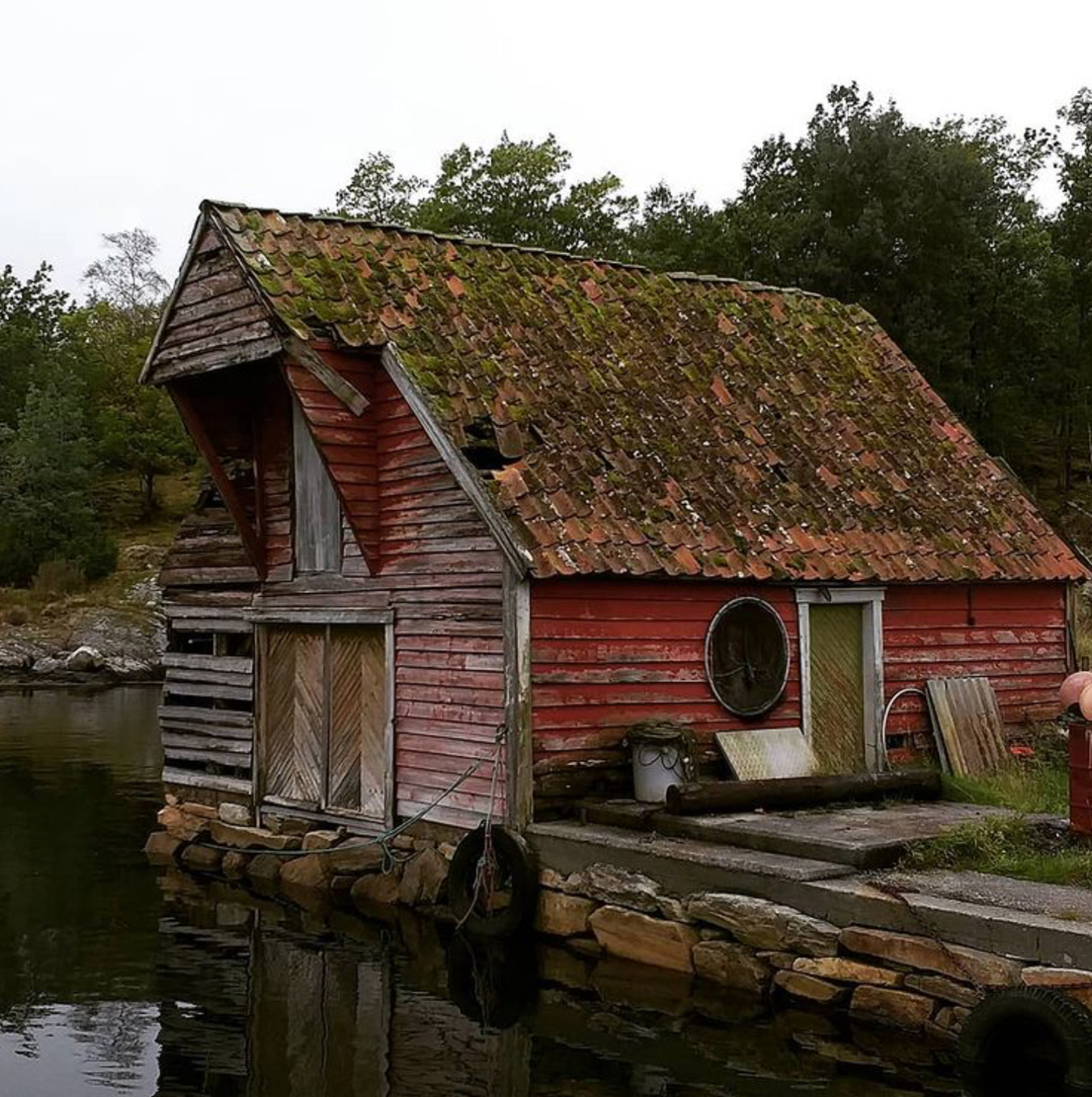 Gammelt, rødt sjøhus