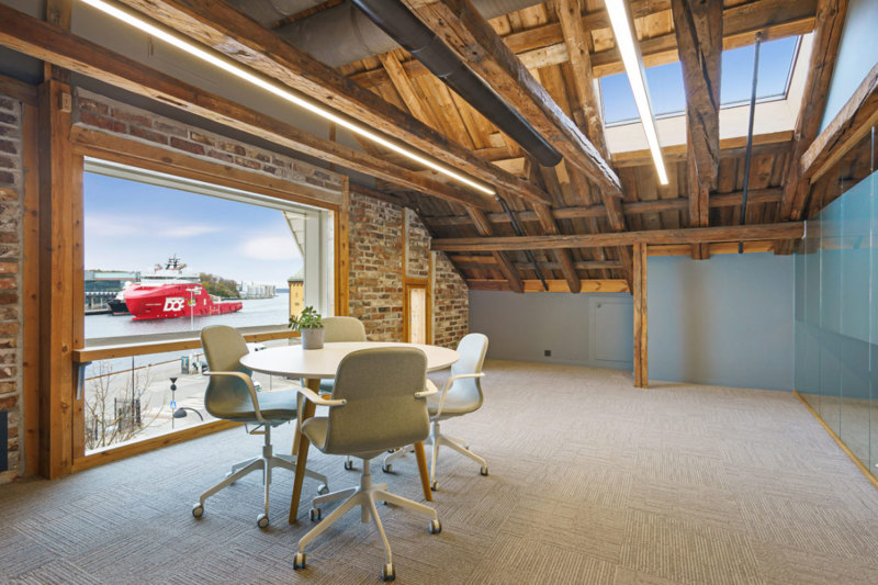 I kontorlokalene bidrar den originale konstruksjonen til historiefortellingen. Foto: Arve Gravdal 