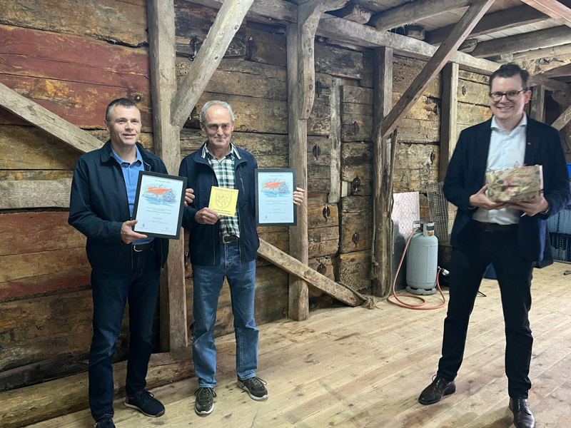 Andreas Sørbø og Andres Sørbø fikk velfortjent vernepris! Juryleder Anders Fjelland Bentsen til høyre. 