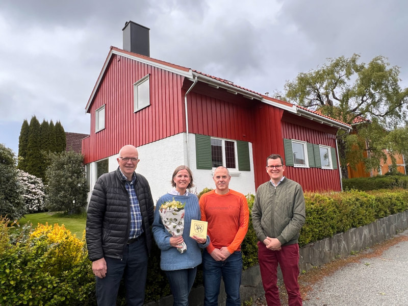 Her ser vi fra venstre Erik Kjos-Hanssen, som vokste opp i Nedre Tordenskjolds gate 4. Han er onkelen til Åse. Åse og Rune Trettenes bor i huset i dag. Til høyre står juryleder Anders Fjelland Bentsen.