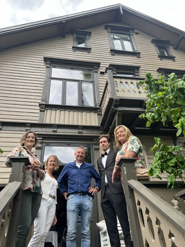 Fra venstre byantikvar Hanne Windsholt, juryleder og politiker Hege Benedicte Blom Stene, huseier og verneprismottaker Ian Ratcliffe, styremedlem i arkitektforeningen Simen Bie Malde  og Mette Paavola som er styreleder i Fortidsminneforeningen. 