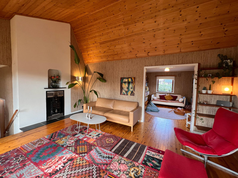 Høyt under taket i stua i Solåsveien. 