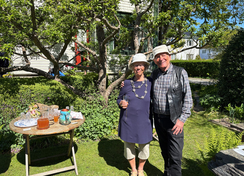 Ektepar i hagen, foran et gammelt epletre. 