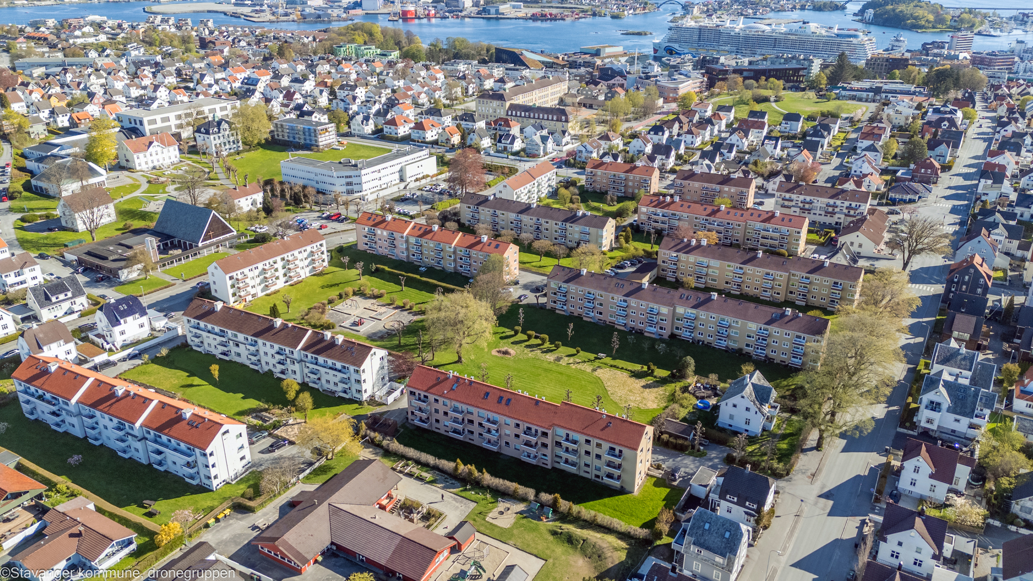 Oversiktsbilde som viser boligblokkene i bymiljøet, med Kampen skole bak til venstre.