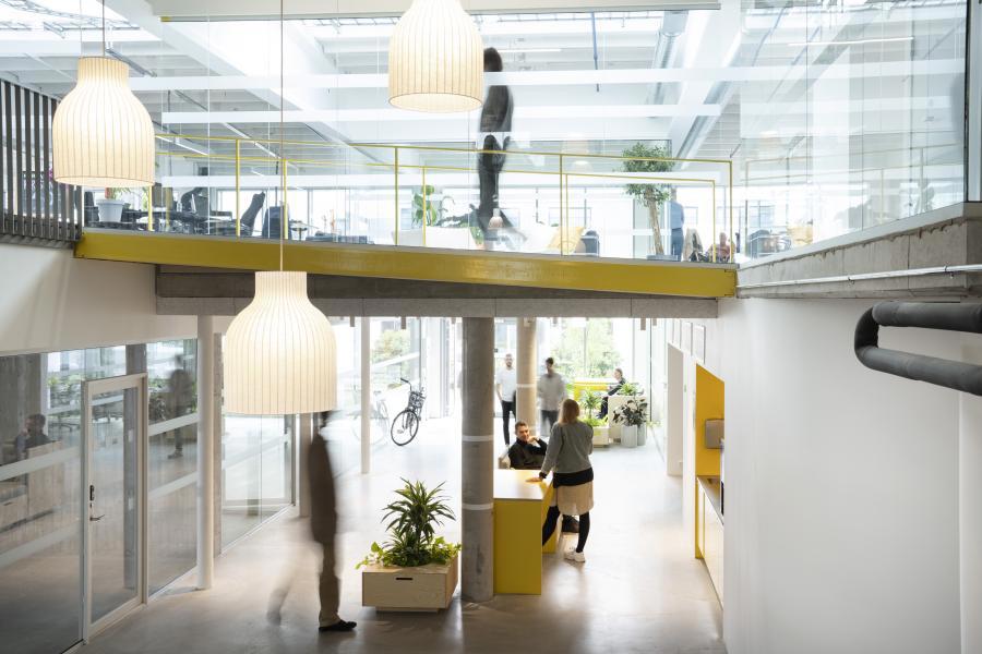 Interiørbilde av vrimleareal i kontorfellesskapet Eastside.