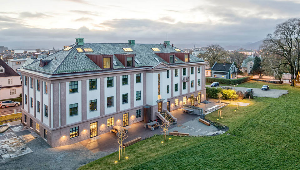 Hermetikken på vestre platå er et eksempel på historien som ressurs: Det gamle laboratoriebygget er omgjort til kontorbygg gjennom høy grad av bevaring. Førsteetasjen rommer flere serveringssteder som beriker parken.
Sammen med det tilliggende skolebygget, som er omgjort til leiligheter, videreføres de historiske byggene med ny bruk. Arkitekt: Brandsberg Dahls arkitekter