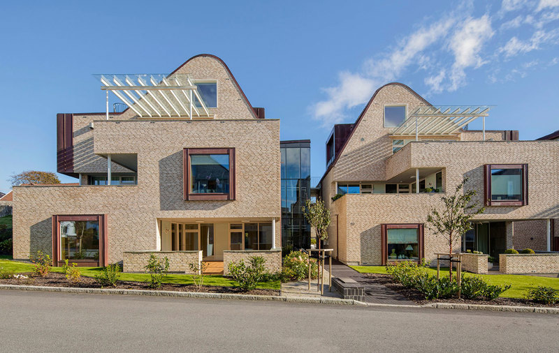 Særpreget: Leilighetsbyggene på Holmegenes er utformet i skalaen til omkringliggende villaer. Nyskapende utforming gir et attraktivt bomiljø. Arkitekturen er særpreget med karakterfull takform, høye materialkvaliteter og vakker detaljering. Arkitekt: Haga & Grov. Foto: Sindre Ellingsen