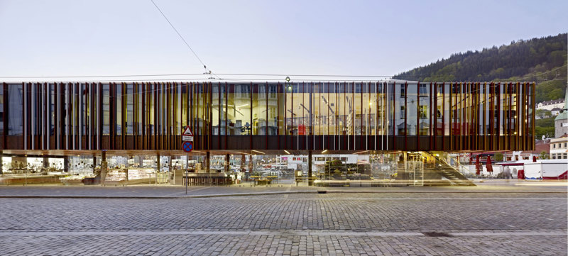 Fisketorget med "gjennomsiktig" førsteetasje".