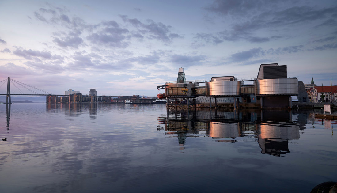 Norsk oljemuseum er resultat av en arkitektkonkurranse og er utformet med en tydelig arkitektonisk idé som forteller om byggets innhold. De tre bygningsdelene er et bilde på grunnfjellet, åpent kystlandskap og installasjonene i sjøen. Arkitekt: Lunde & Løvseth. Foto: Sig Håvard Dirdal.