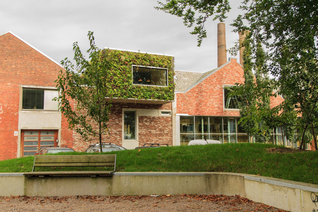 Oransjeriet i østre bydel er et eksempel på vakker utforming, med en sanselig grønn fasade som beriker opplevelsen fra parken. Tilbygget er tilpassset skalaen og materialiteten til nabobyggene. Samtidig har det egenart med den grønne boksen som et utkraget volum. Slik inngår det som en mild fornyer av det historiske miljøet av gamle fabrikker med piper. Arkitekt: Bark arkitekter. Foto: Martin Hawkes.