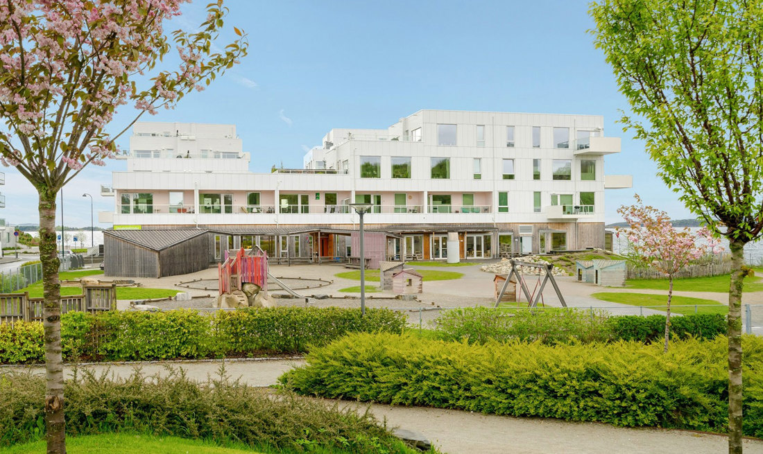 Sjøkvartalet er et eksempel på forbedring: Leilighetskvartalet er utformet medfunksjoner som gjør det til en møteplass i bydelen. En barnehage samler familier og gir lekeareal ut mot en ny stor park. En badeplass gir kroppslig kopling til sjøen. Byggene er skalert og trapper seg ned mot parken og åpner kvartalsrommet mot sjøen. Arkitekt: KAP og Alice Sturt.