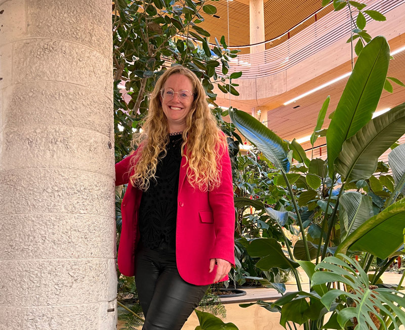 Heather Bergsland skal jobbe med å pushe og støtte bransjen mot morgendagens måter å bygge på. Gjenbruk av eksisterende bygningsdeler, som denne trappesøylen hos Innoasis i Bjergsted, er et eksempel på et klimavennlig grep.