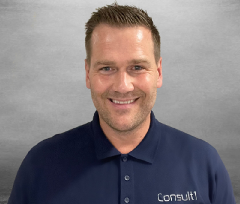 Ansiktet til  mann med mørkt kort hår