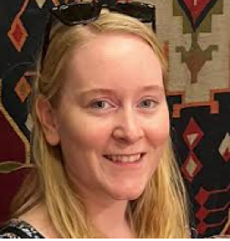 Ansiktet til ung kvinne med langt lyst hår