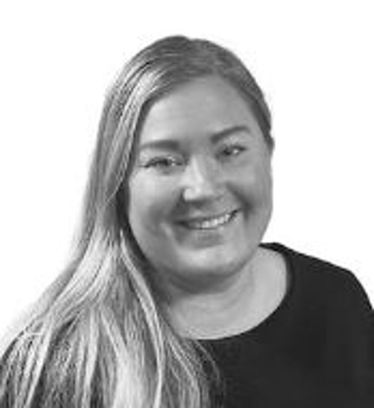 Ansiktet til ung kvinne med langt lyst hår.