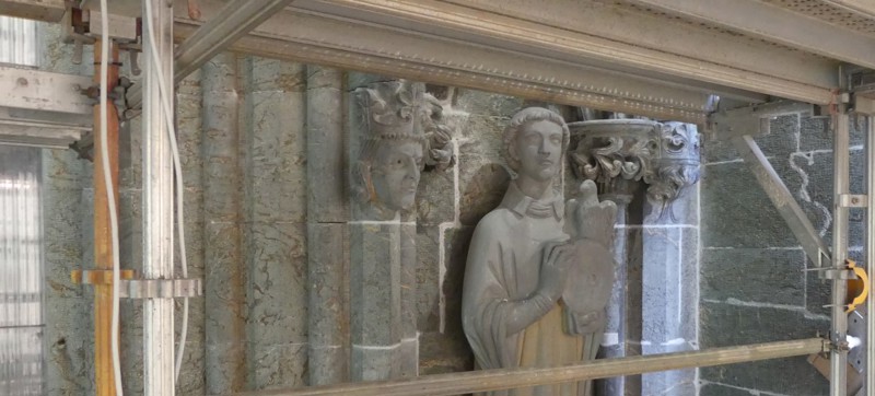 Helgen i helfigur i kleberstein i domkirkeveggen bak stillas