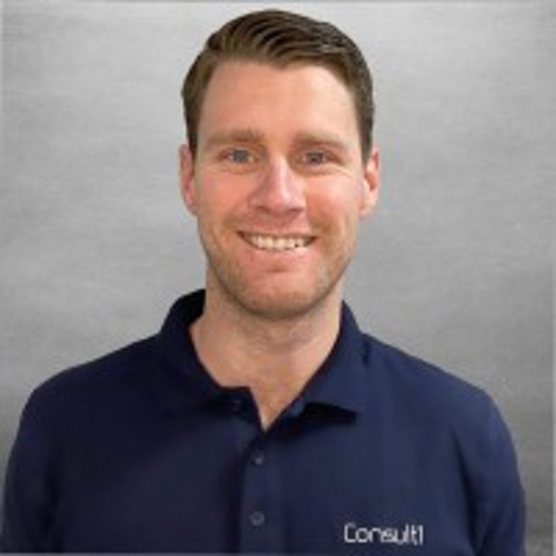 Ansiktet til Thomas Leidland, mann med kort mørkt hår