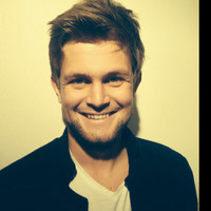 Ansiktet til ung mann