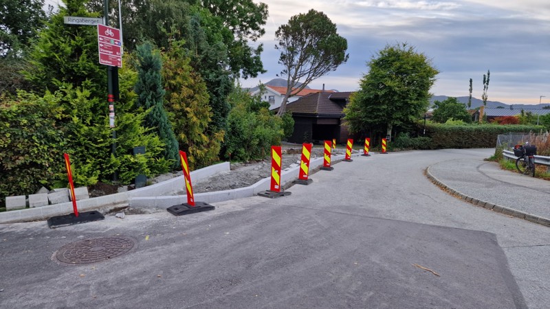 Anleggsarbeidet er i gang. Det bygges et fortau