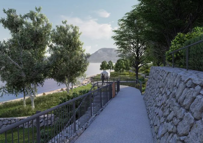 Tursti med trær og fjord til venstre, mut på høyre side