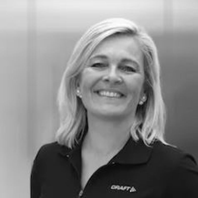 Linda Karin Øie. Ansiktet til smilende kvinne med lyst, langt hår