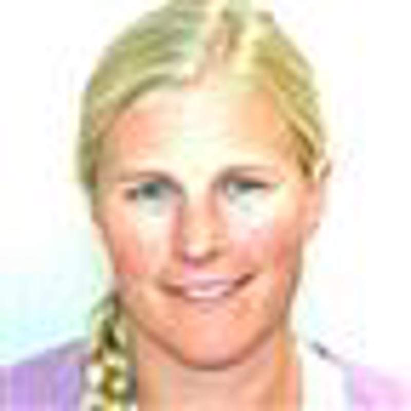 Ansiktet til ung kvinne med lyst hår.