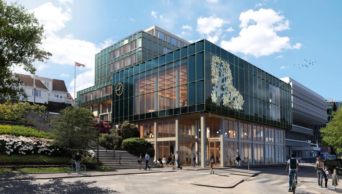 Rådhuset sett fra gata, med stor åpen fasade og kunstverket "Kunnskapens tre" på fasaden.