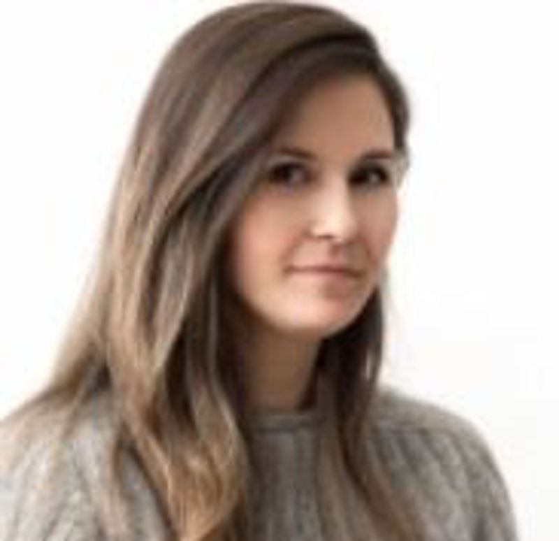 Ansiktet til ung kvinne med brunt langt hår.