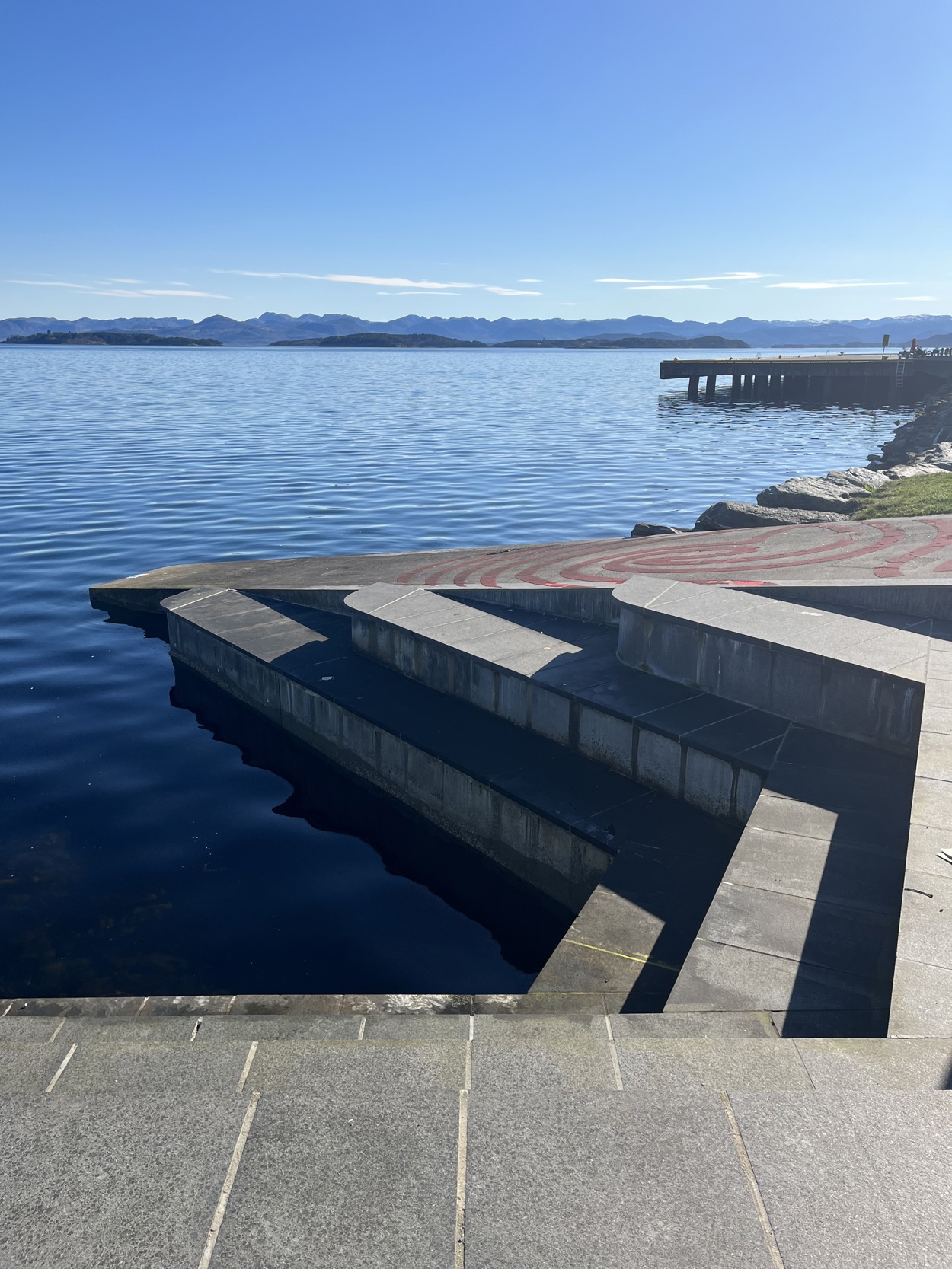 Ved sjøkanten ved Tou Scene