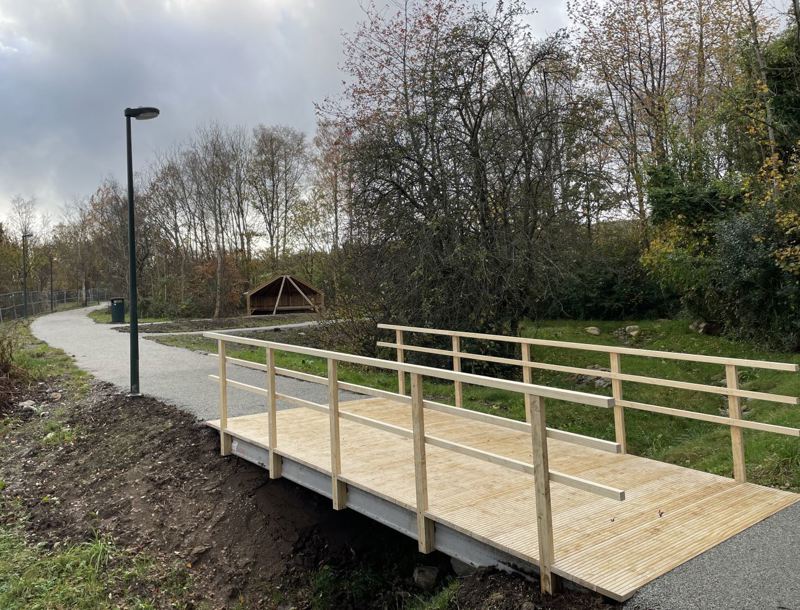 Ny trebru over bekk og en gapahuk