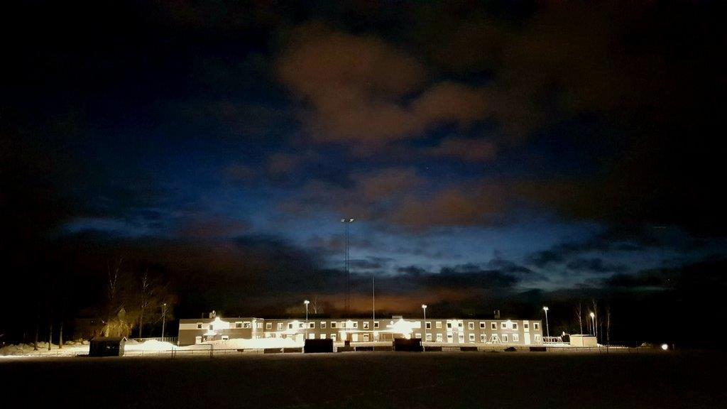 Modulskole i mørket med mørk blå kveldshimmel i bakgrunnen.