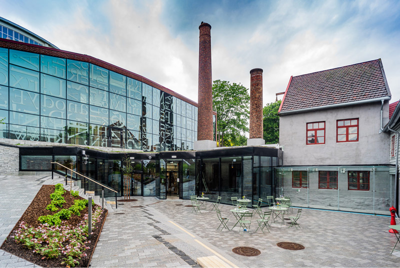 Plassen utenfor IDDIS Norsk grafisk museum & Norsk hermetikkmuseum. Foto: Sander Eriksen/Vinterfilm/MUST
