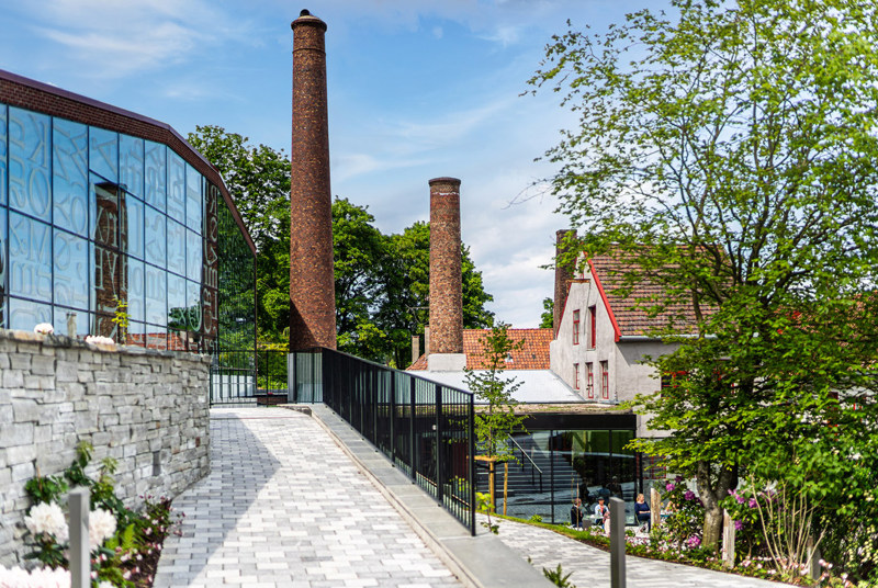 Gangveien ned til IDDIS Norsk grafisk museum & Norsk hermetikkmuseum. Foto: Sander Eriksen/Vinterfilm/MUST