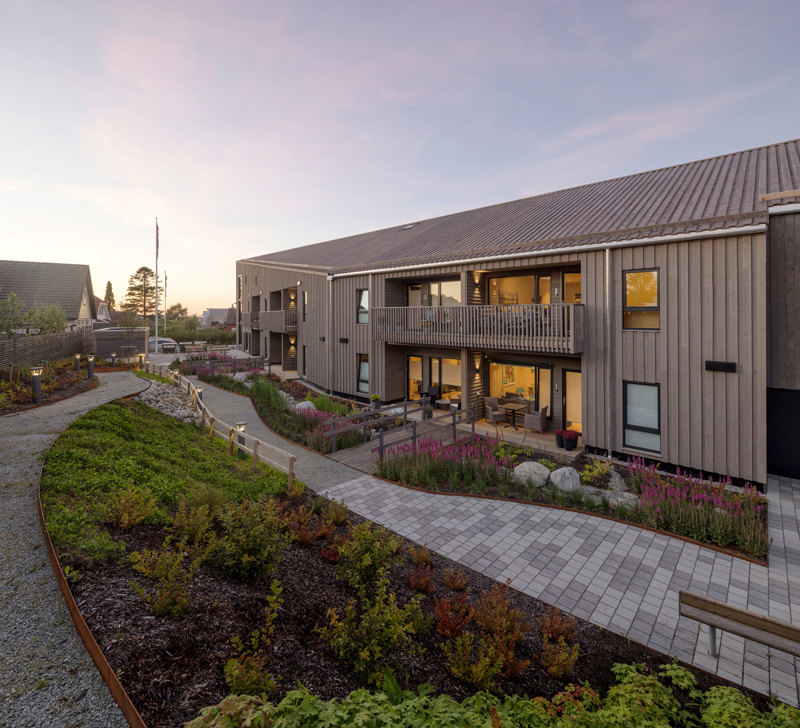 Uteområdene rundt borettslaget Solborg terrasse har sittegrupper og planter. Foto: Sindre Ellingsen