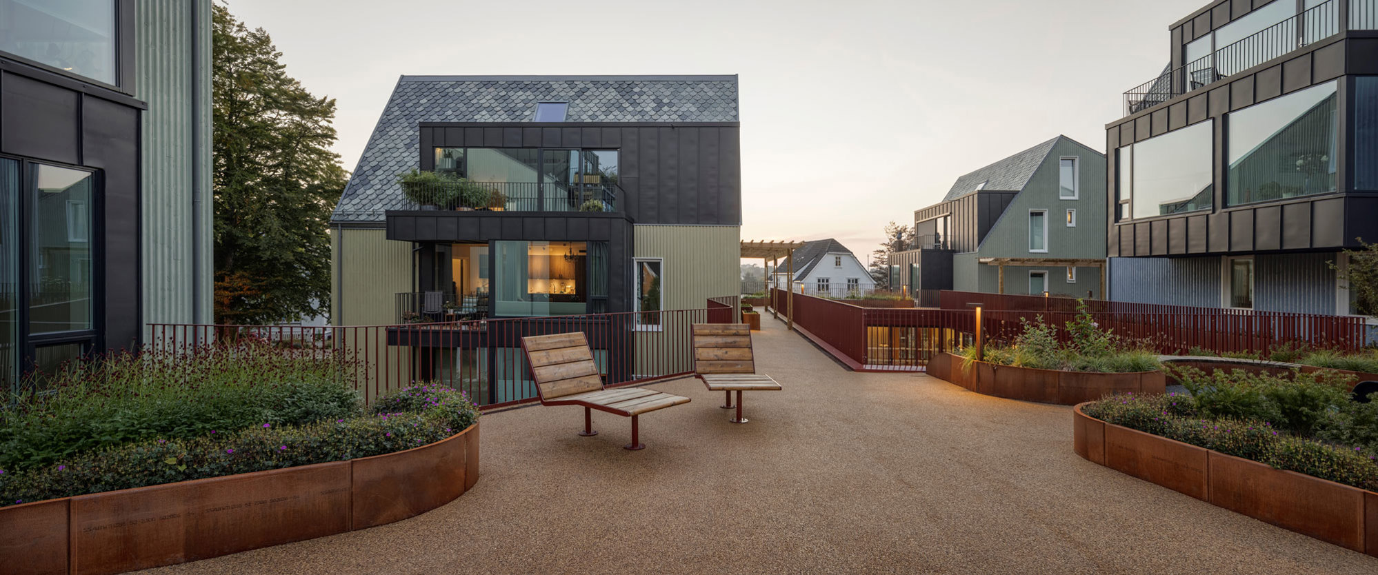 Uterom med belegningsstein og benker. Foto: Sindre Ellingsen