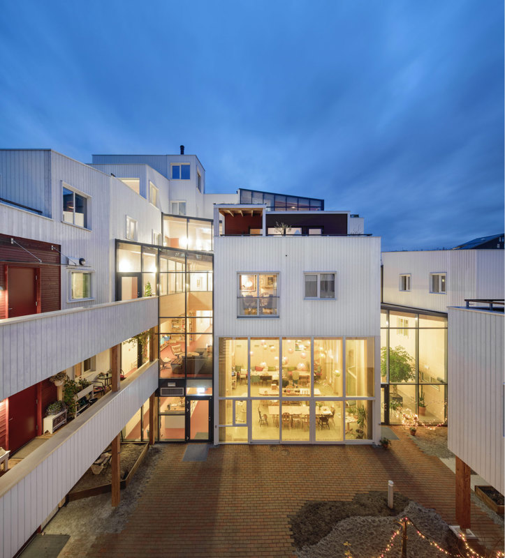 Vindmøllebakken. Hvite trehus rundt et gårdsrom. Foto: Sindre Ellingsen