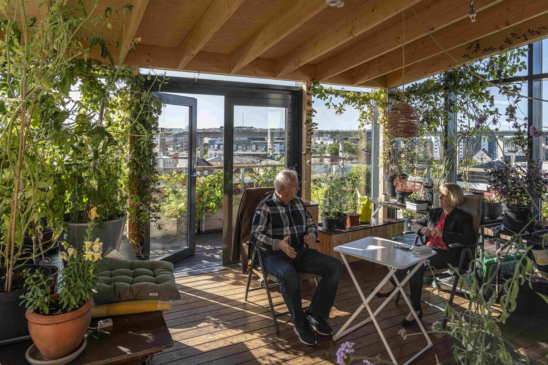 Rom fylt av planter, og to beboere i Vindmøllebakken. Foto: Jiri Havran