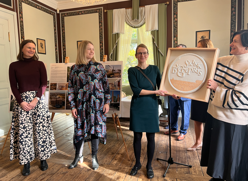 Arkitekt Lena Thomassen fra Eder Biesel, landskapsarkitekt Randi Thomsen fra Asplan Viak, arkitekt Christine Biesel og Siri Aavitsland fra MUST. 