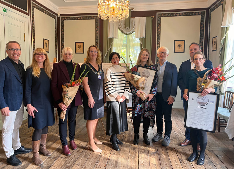 Glade prismottakere fra byggherre Museum Stavanger, Eder Biesel Arkitekter og Asplan Viak: Fra venstre Inge Eikeland, Britta Goldberg, Bitten Bakke, konstituert ordfører Dagny Sunnanå Hausken, Siri Aavitsland, Randi Thomsen, Sverre Uhlving, juryformann Frode Myrhol og Christine Biesel. 