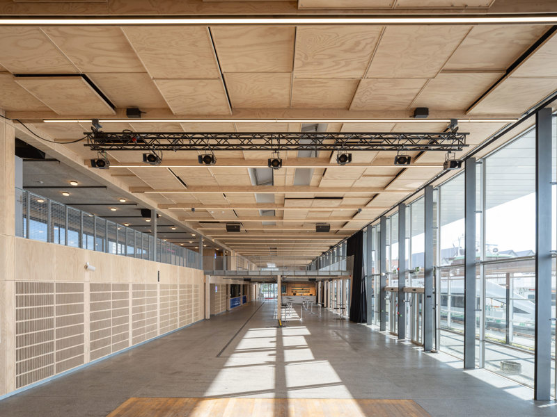 Konsertscene innerst i det store rommet som tidligere var hurtigbåtterminal. Byggets arkitektur videreføres gjennom en mild fornyelse, der det er tilført akkurat nok for å åpne for den nye bruken. De nye romløsningene og materialbruken spiller godt på lag med det opprinnelige. 