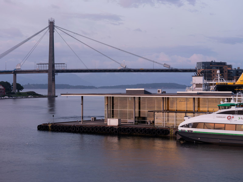 Utebilde av den tidligere hurtigbåtterminalen, med båter som ligger til kai. Fiskepiren er forbilde fordi et stort, vakkert bygg har fått nytt liv og betydelig økt bruk gjennom en presis og godt planlagt ombygging. 