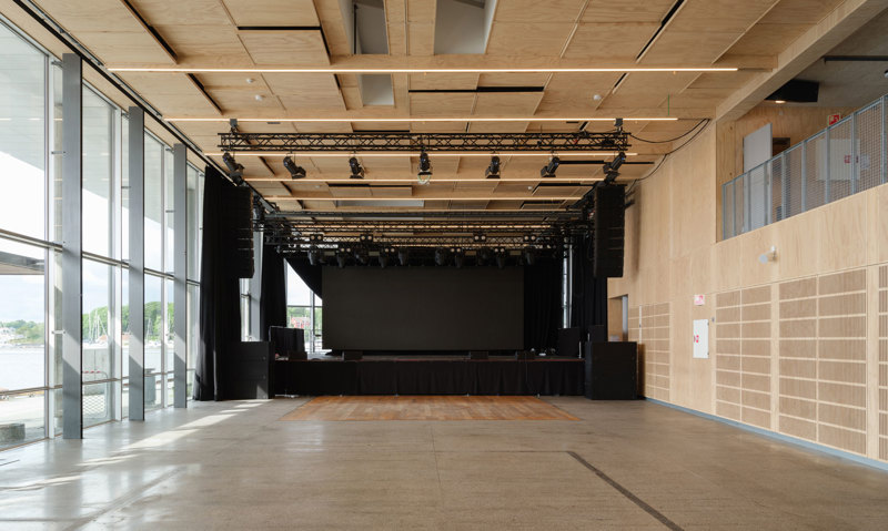 Bilde av scenen innerst i den tidligere hurtigbåtterminalen-hallen. 