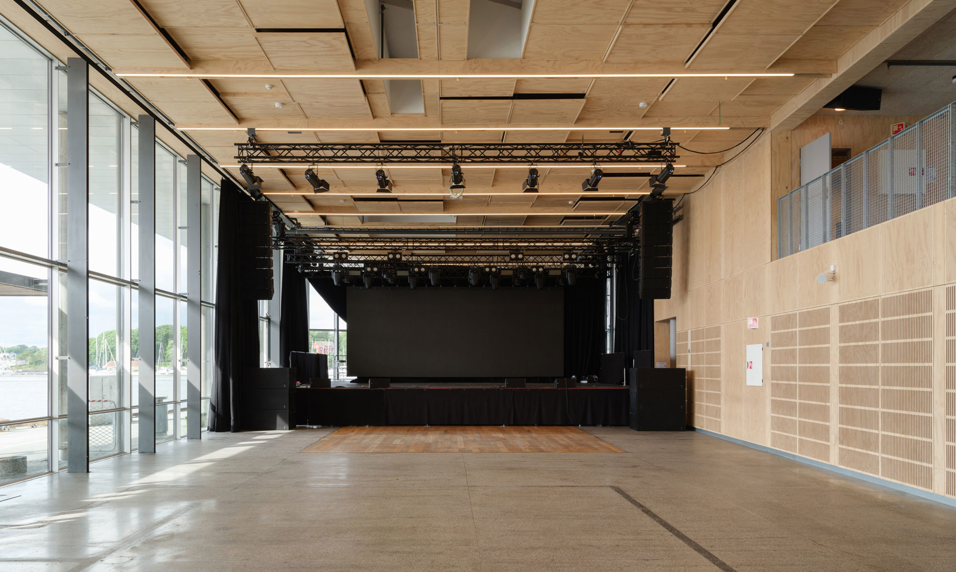 Bilde av scenen innerst i den tidligere hurtigbåtterminalen-hallen.