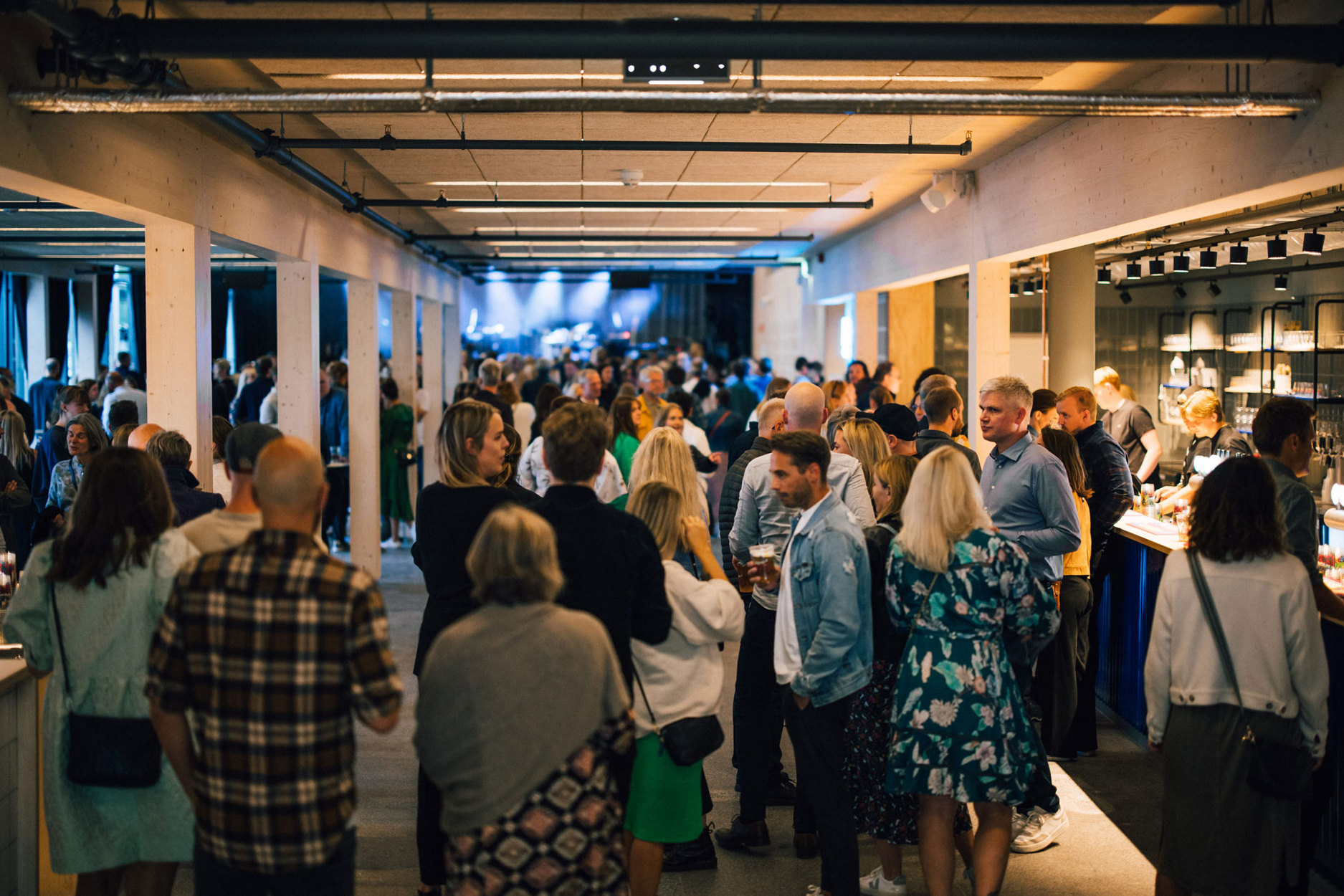 Bilde fra åpningshelgen, masse folk i lokalet. Som møteplass er bygget en god start på utviklingen av sjøfronten videre østover.