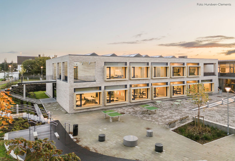 Oversiktsbilde av nybygget. Bygget har god kontakt mellom ute og inne, og vinduskarmene fungerer som sitteplasser i friminuttene. 