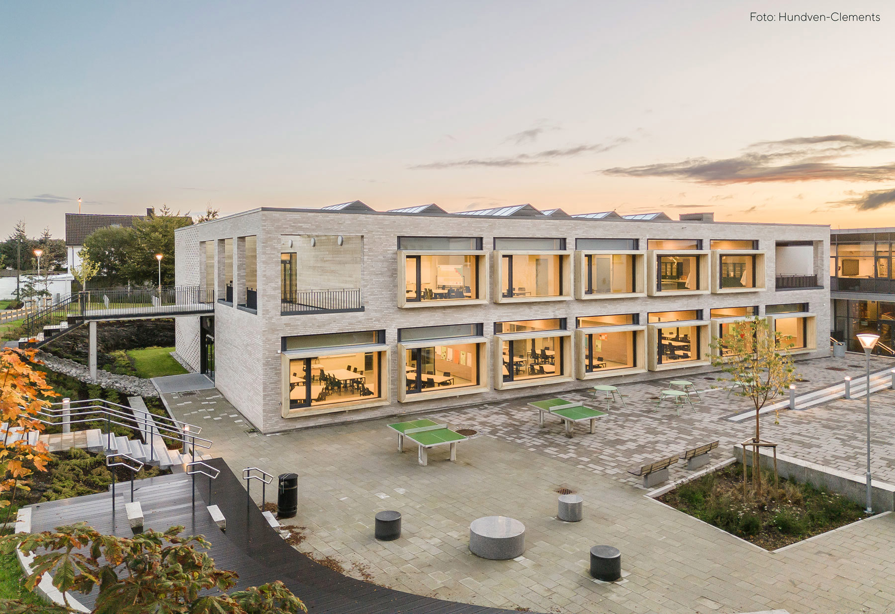 Oversiktsbilde av nybygget. Bygget har god kontakt mellom ute og inne, og vinduskarmene fungerer som sitteplasser i friminuttene.