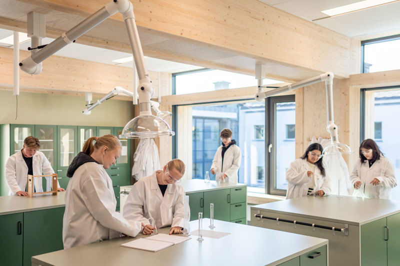 Elever på fysikklaboratorium. Hetland VGS er utformet med en romløsning som bygger opp om den spesielle Hetlandsmodellen i undervisningen. 