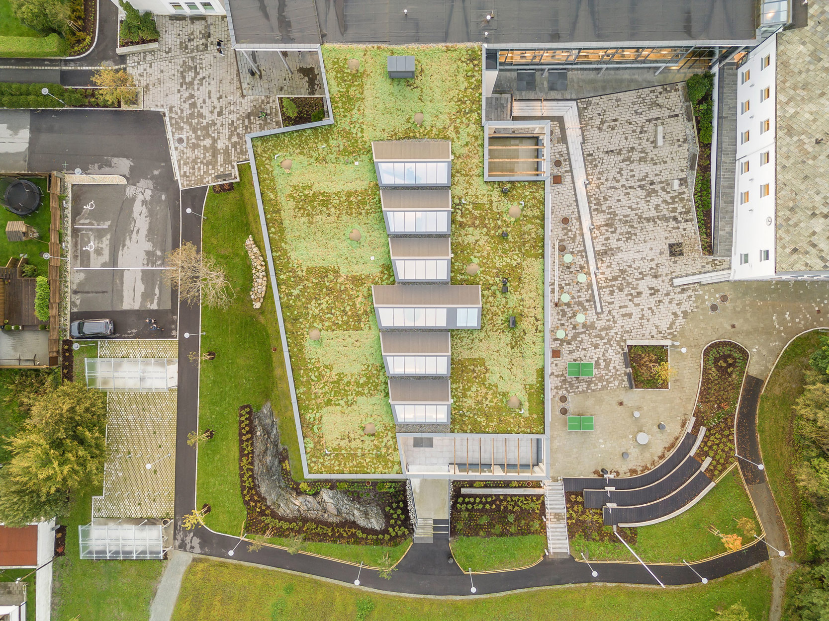 Sedum på taket bidrar til å fordrøye regnvann. Foto: Hundven-Clements Photography.