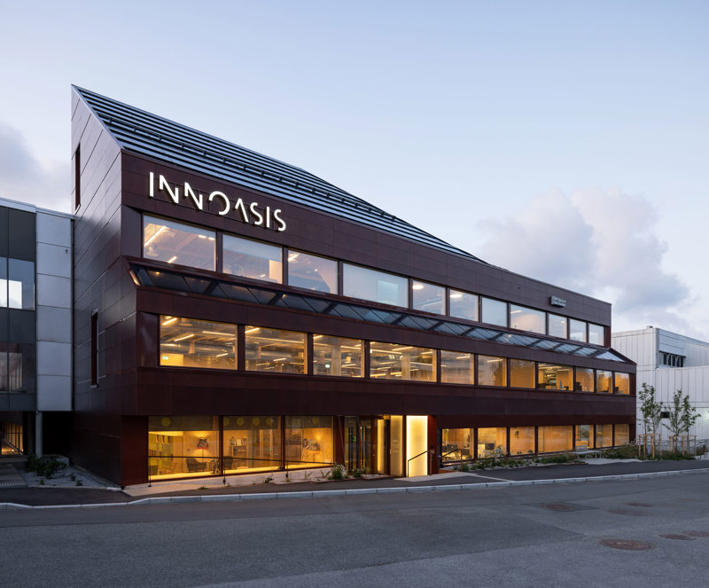 Bildet av bygget utenfra. Innoasis er eksempel på gjenbruk av et tilsynelatende håpløst 70-tallsbygg, der romløsninger, størrelser og teknisk tilstand normalt ville tilsi riving. Arkitektene har snudd utfordringene til muligheter. 